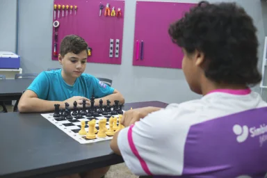 Alunos jogando xadrez no Ensino Fundamental