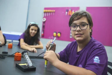 Aluno em aula de laboratório no Pré-Vestibular