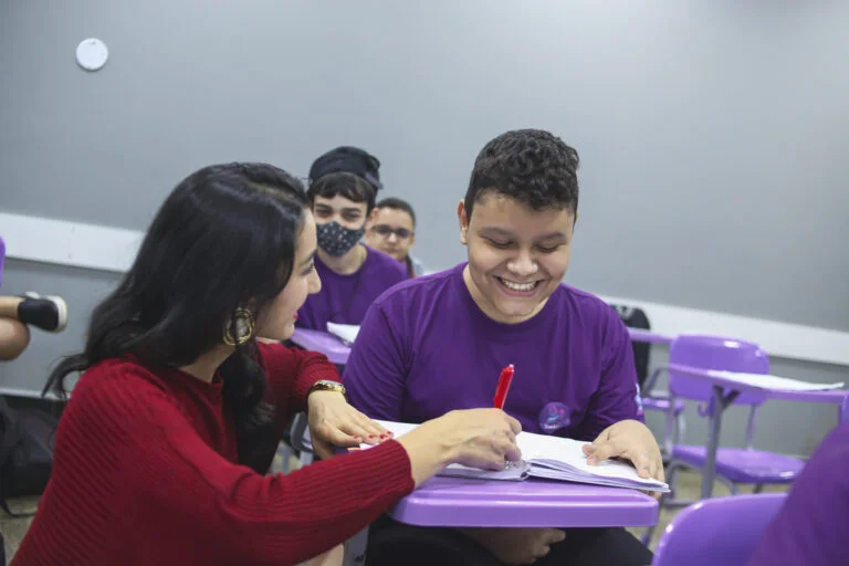 Alunos estudando no Ensino Médio