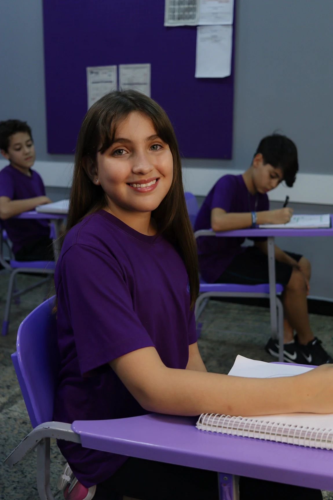 Alunos do Colégio Simbios jogando pebolim no espaço de convivência