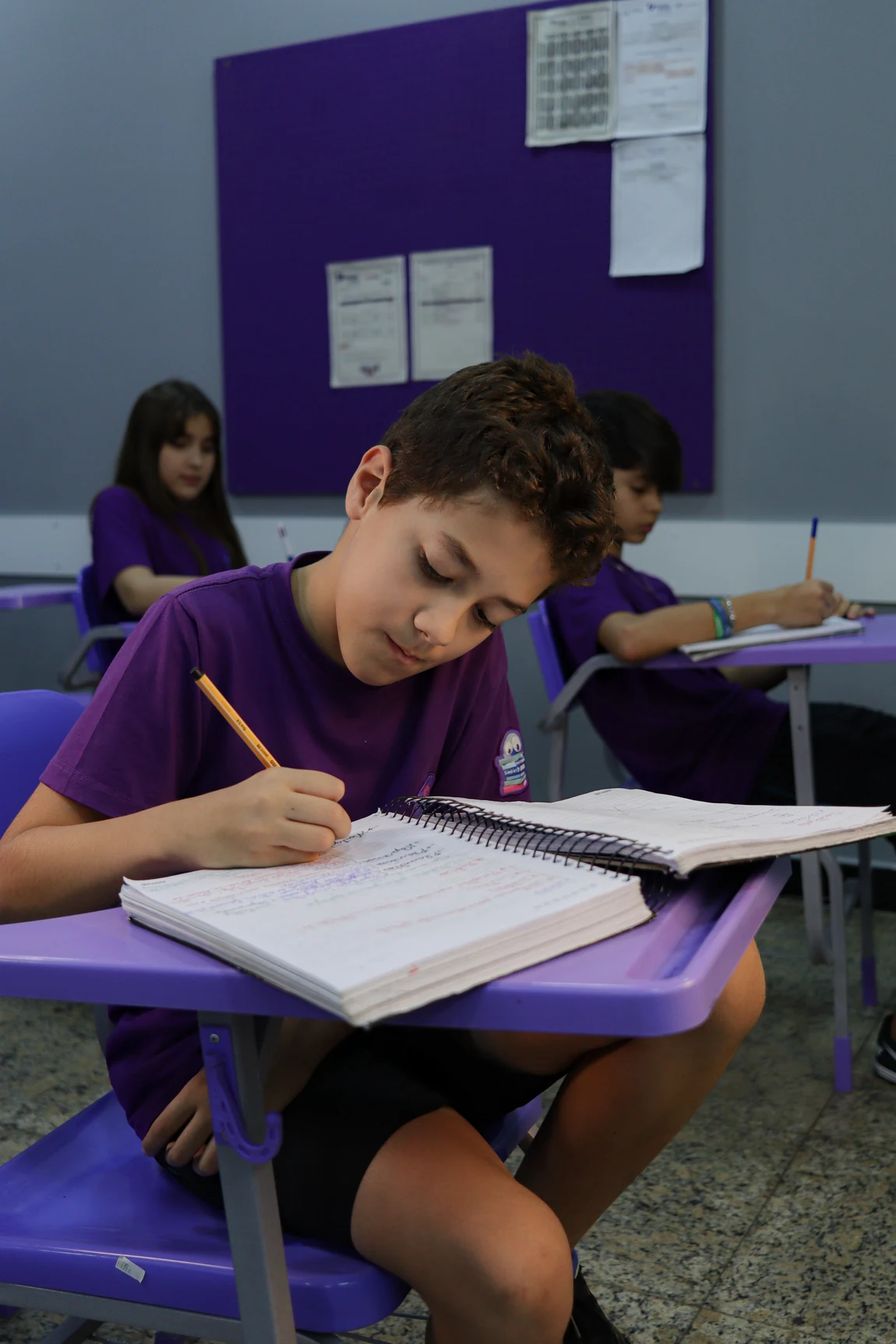 Aluna do Colégio Simbios em aula de dança na sala com espelhos